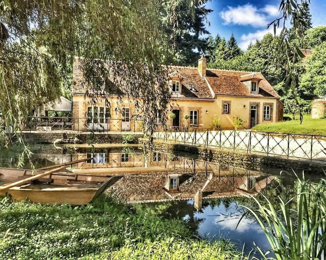 Le Moulin De Corneil Bed and Breakfast Mézilles Exteriör bild