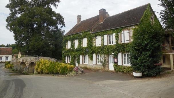 Le Moulin De Corneil Bed and Breakfast Mézilles Exteriör bild
